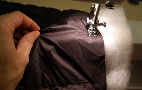 Couture du Primaloft au Momentum dans un angle Couture du Primaloft au Momentum dans un angle
